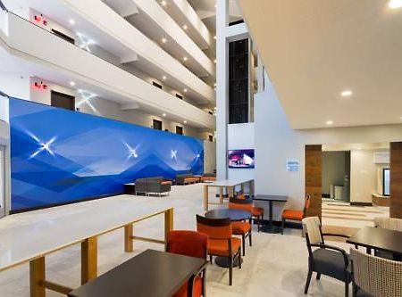 H I Express & Suites San Antonio Medical-Six Flags Buitenkant foto